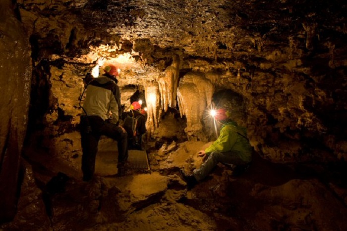 visita guidata all'interno di una grotta