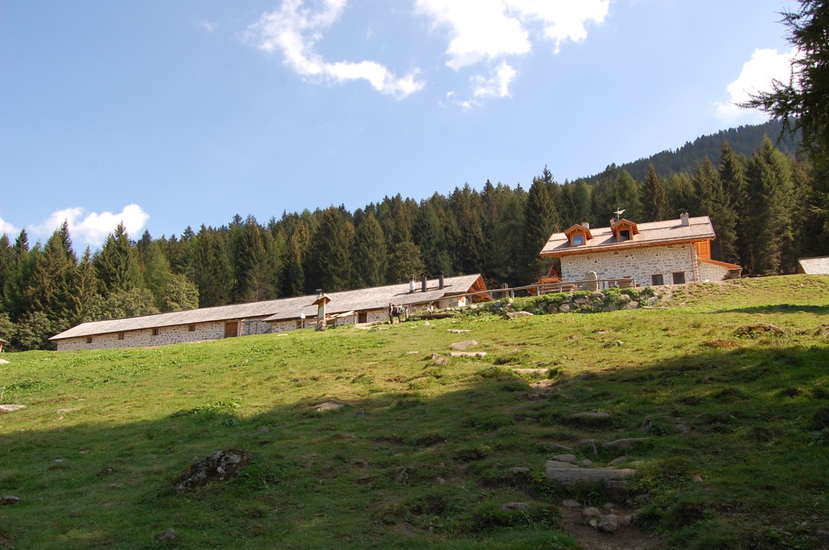 La Malga Alta di Fazzon si raggiunge salendo dal lago dei Caprioli