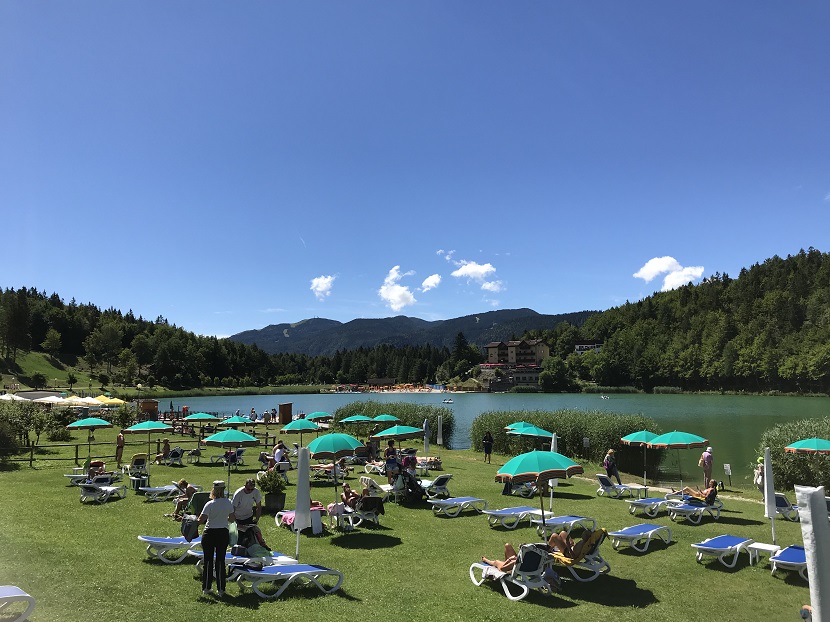 lido con sdraio e ombrelloni al lago