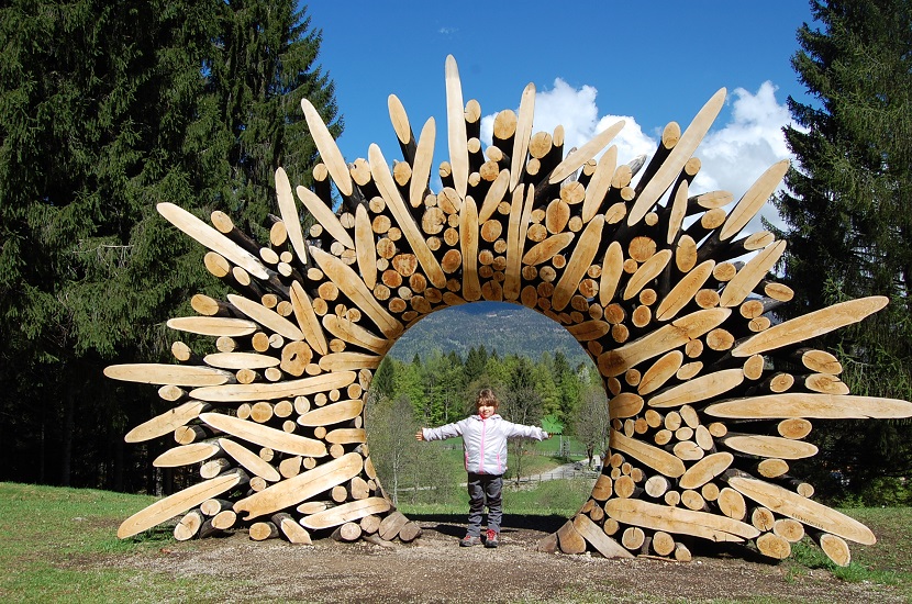 bambina al centro di arco in legno