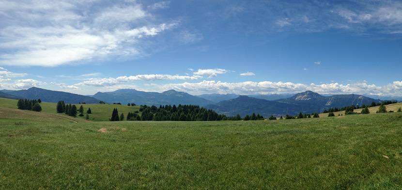 La vista sui prati del Finonchio spazia in lontananza verso le montagne