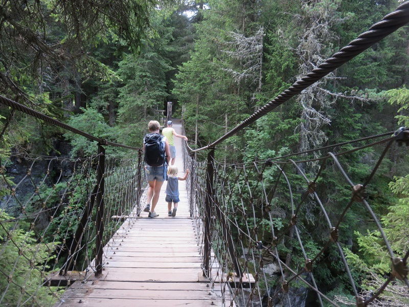 famiglia che attraversa ponte sospeso