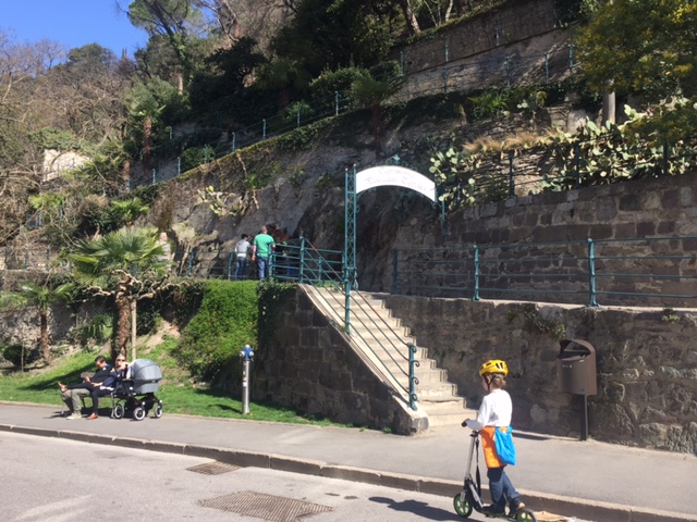 Il punto di accesso alla passeggiata Tappeiner si trova nel cuore del centro storico di Merano, a due passi dal Duomo e dal Castello Principesco