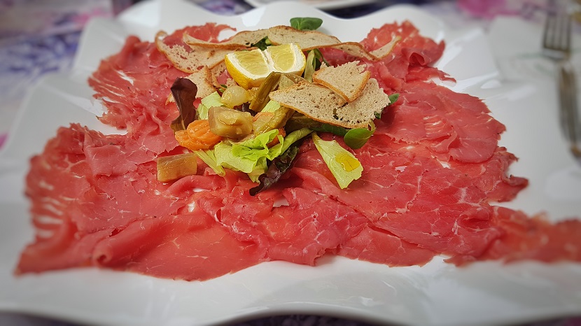 Carpaccio di carne salada con verdure