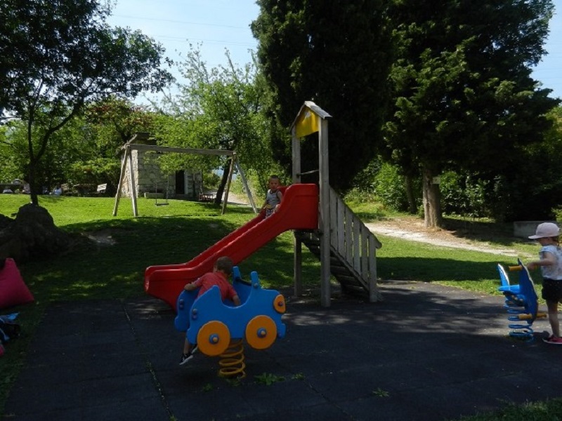 Al Parco delle Busatte, in posizione dominante sopra l'abitato di Arco, si trova anche una bella area con giochi per i più piccini. Non mancano le attrative per i più grandi, con il parco avventura ed i circuiti per BMX