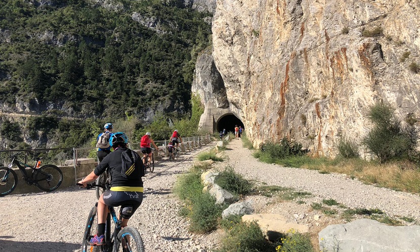 Quando si percorre la Ponale coi bambini è d'obbligo prestare attenzione ai bikers.