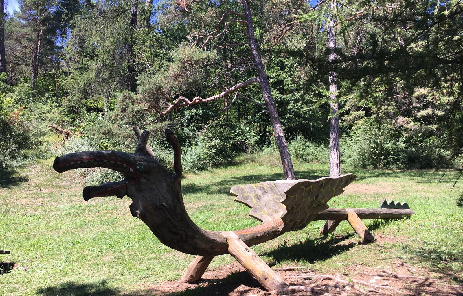 Lungo il Viale dei Sogni che conduce ai laghetti di Coredo e Tavon si incontrano diverse sculture .