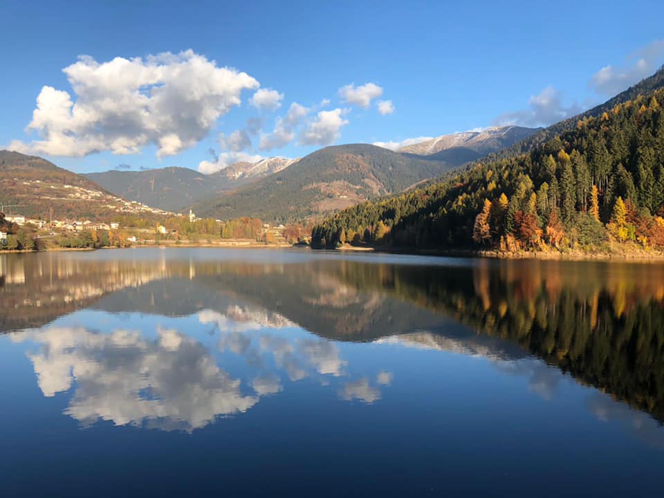 Riflessi splendidi si possono ammirare facendo il giro dei laghi di Piné