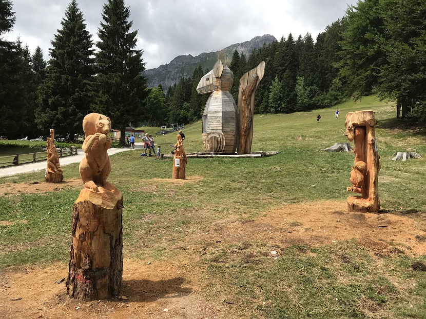 sculture in legno nel bosco