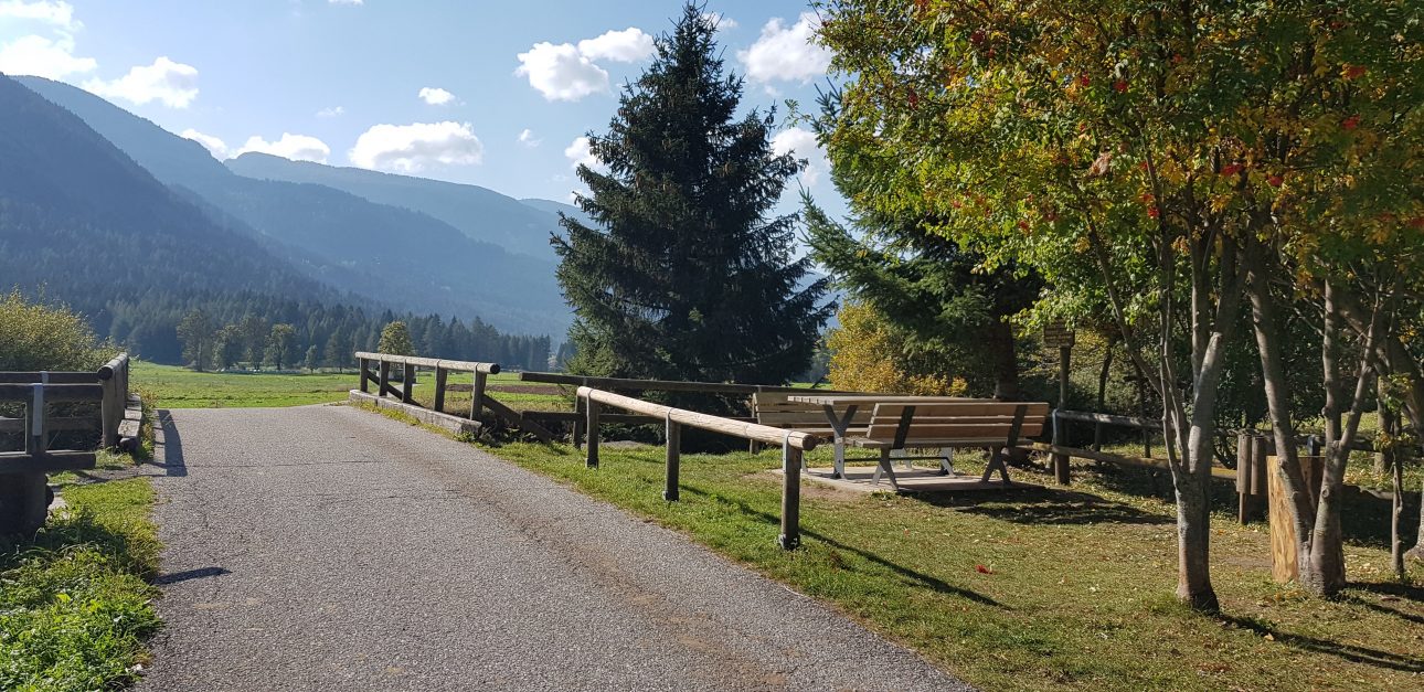 Lungo l'itinerario si trovano comodi tavoli per picnic.