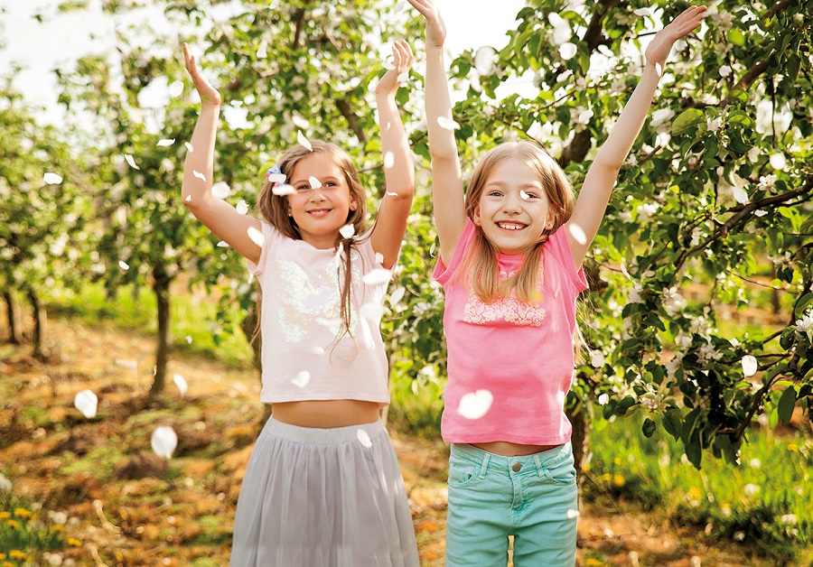 bambine in mezzo ai meli durante la manifestazione 4 ville in fiore
