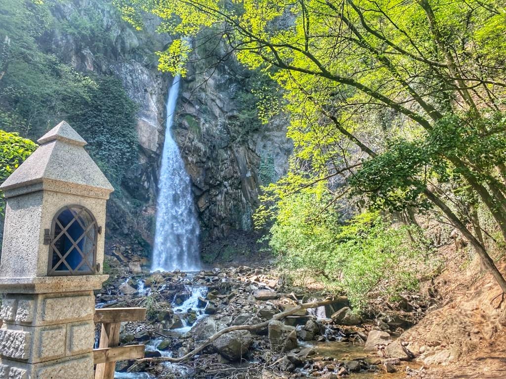 Sul fondo della gola  si trova la suggestiva cascata di Brandis