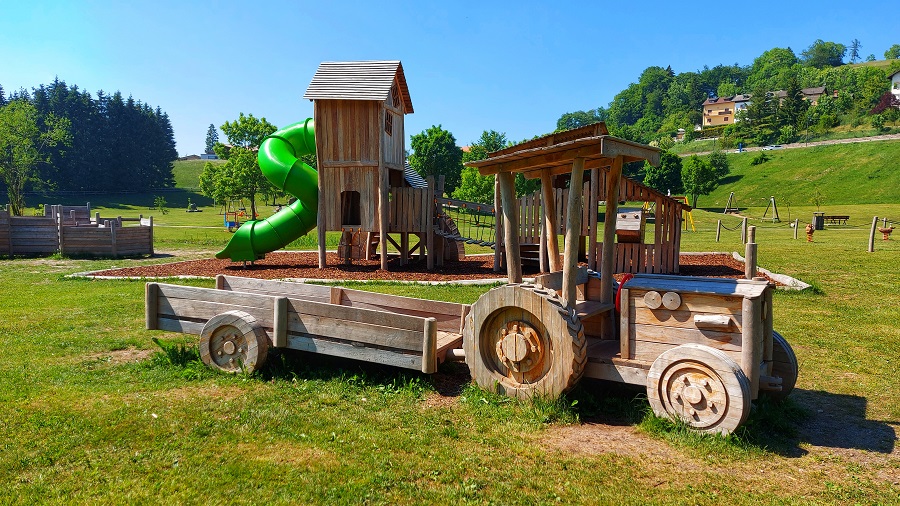 parco con  giochi in legno a tema fattoria