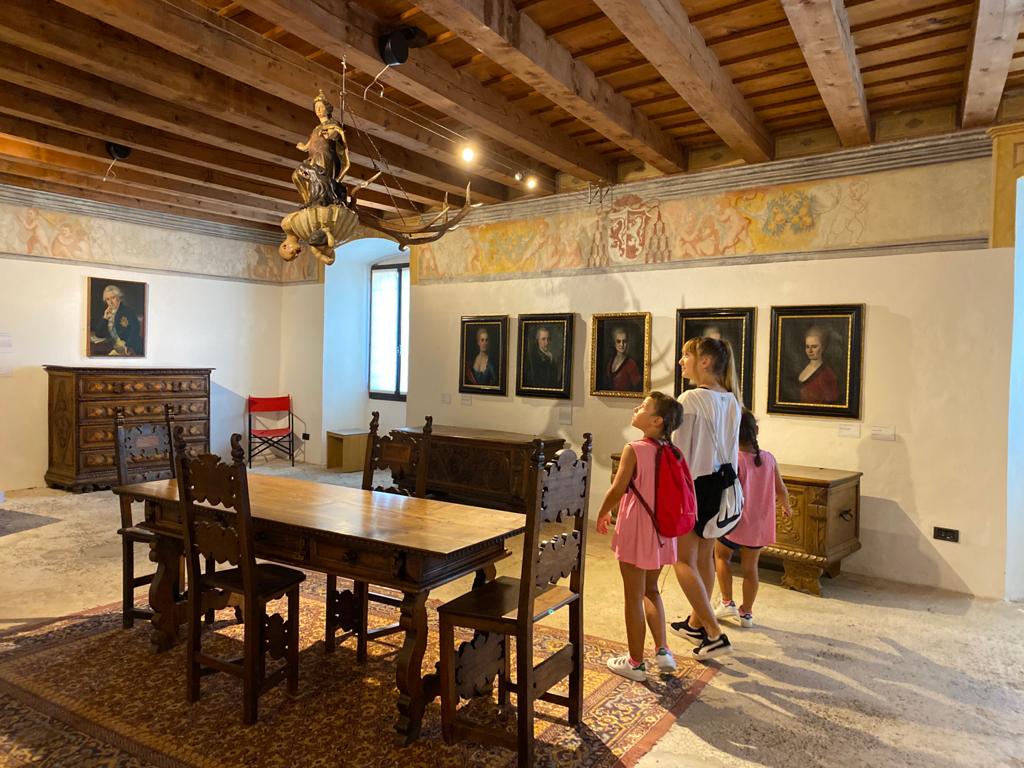 Le sale interne del Castello di Stenico sono arredate e visitabili
