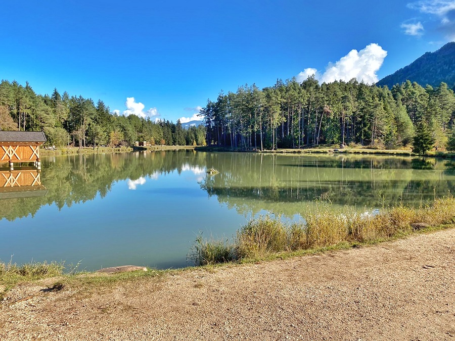 Prima di raggiungere la Tuff Alm, o al ritorno, consigliatissima una tappa al laghetto di Fiè. Il lago è anche balneabile.