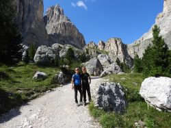 Il sentiero che porta al Rifugio Re Alberto sotto le Torri del Vajolet è adatto a famiglie allenate.