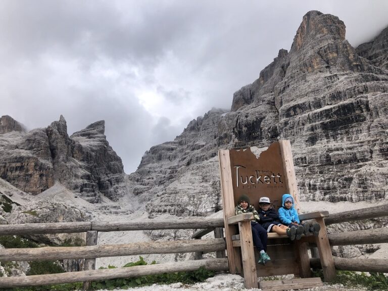 Cosa fare in quota a Campiglio con i bambini? Se siete abituati a camminare dovete salire al Rifugio Tuckett