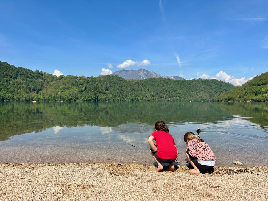 bambine in riva al lago