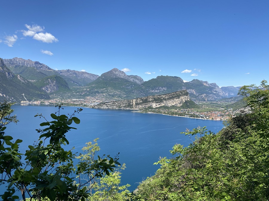 sentiero Busatte-Tempesta - vista verso Garda Trentino