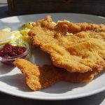 Wienerschnitzel alla Rastnerhutte sull'Alpe di Rodengo. Un piatto che non si può non mangiare in Trentino Alto Adige!
