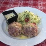 Cosa mangiare a Malga Ascht? Sicuramente da provare sono i loro canederli, ma anche gli Schlutzkrapfen e gli altri piatti semplici ma gustosi della tradizione.