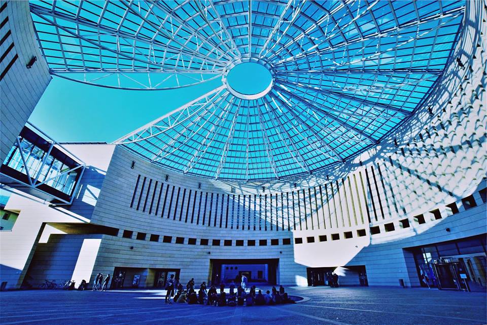 Antistante all'ingresso del MART si trova la sua famosa cupola in vetro e acciaio