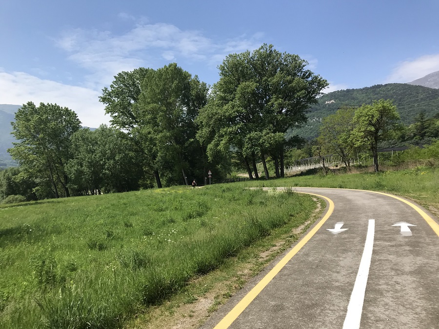 La pista ciclopedonale in Valle dei Laghi si snoda, nel tratto iniziale, attorno ai laghetti di Terlago.