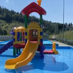 In estate è possibile fruire delle piscine con scivoli che sorgono accanto alla riva del Lago di Roncone