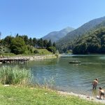 Il Lago di Roncone offre diverse attrattive nella stagione estiva: noleggio imbarcazioni, piscine, aree gioco e la possibilità di percorrerne il perimetro anche con il passeggino