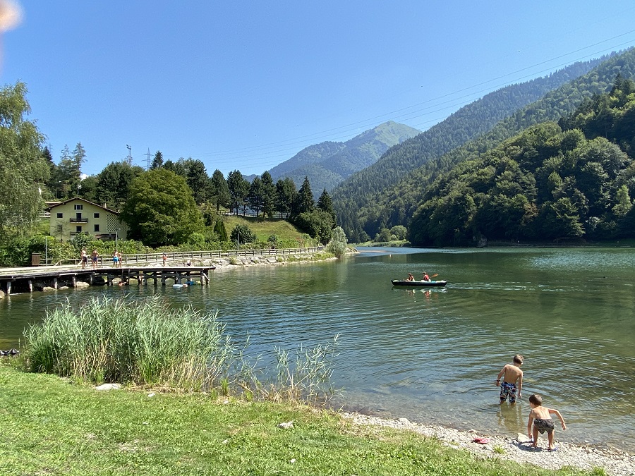 Il Lago di Roncone offre diverse attrattive nella stagione estiva: noleggio imbarcazioni, piscine, aree gioco e la possibilità di percorrerne il perimetro anche con il passeggino
