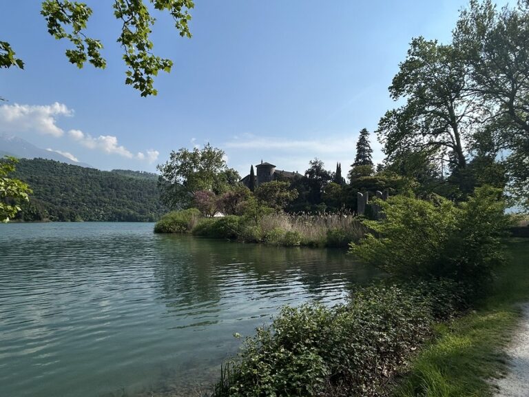 Vista sul castello di Toblino da uno dei punti panoramici lungo la passeggiata