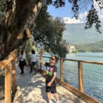 La nuova passerella ciclopedonale che permette di compiere l'intero giro del lago di Toblino in sicurezza è stata aperta ad aprile 2025