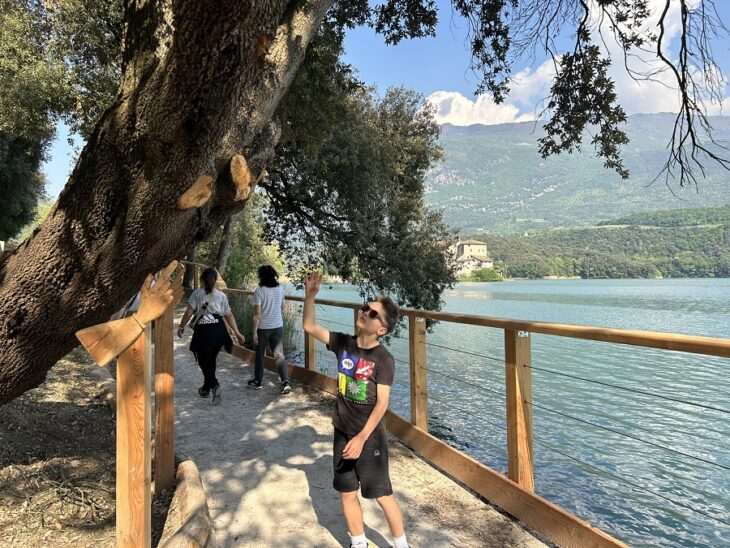 La nuova passerella ciclopedonale che permette di compiere l'intero giro del lago di Toblino in sicurezza è stata aperta ad aprile 2025