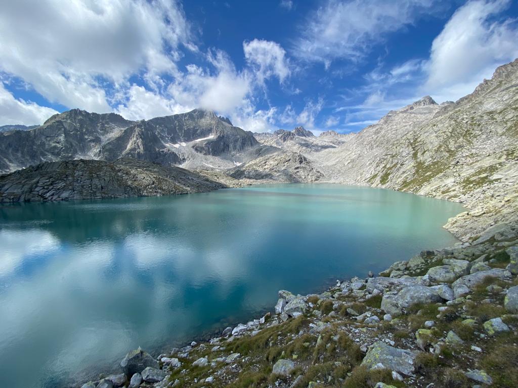 Il lago di Vedretta sorge a oltre 2600 metri di altitudine ed offre una vista incredibile sulle Dolomiti di Brenta