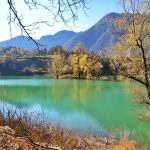 Il lago di Tenno è famoso per le sue acque turchesi. Stupendi i colori del foliage sulle sue rive