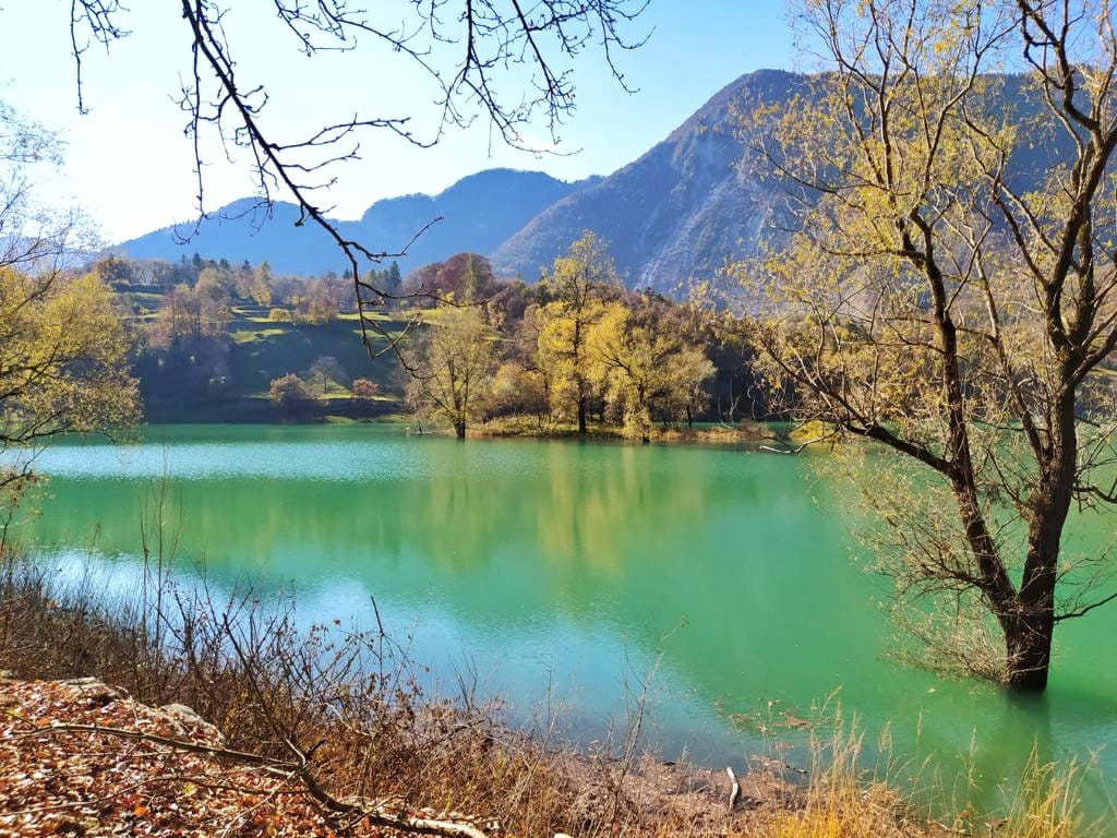 Il lago di Tenno è famoso per le sue acque turchesi