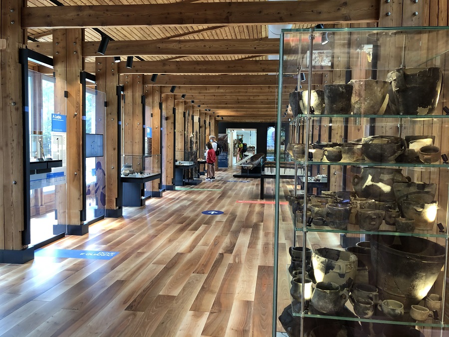 L'esposizione all'interno del museo include numerosi reperti ritrovati nei pressi dell'antico insediamento