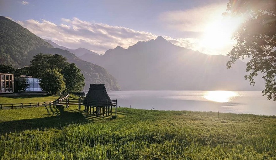 La palafitta che si affaccia sul lago rende bene l'idea di come dovesse essere l'aspetto delle case del villaggio in origine