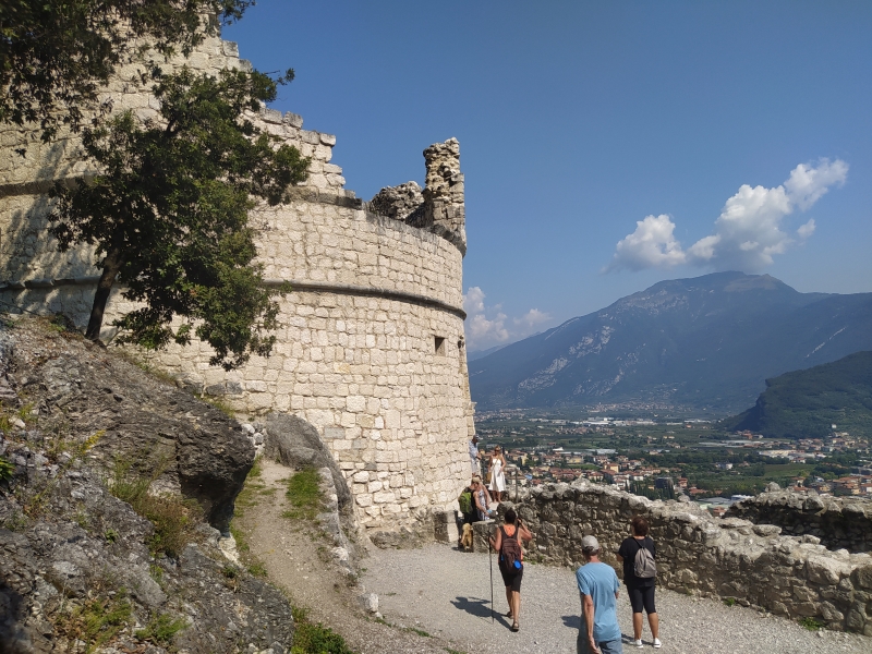 Lungo la salita verso la Chiesetta di Santa Barbara sul Monte Rocchetta si incontra il Bastione veneziano,