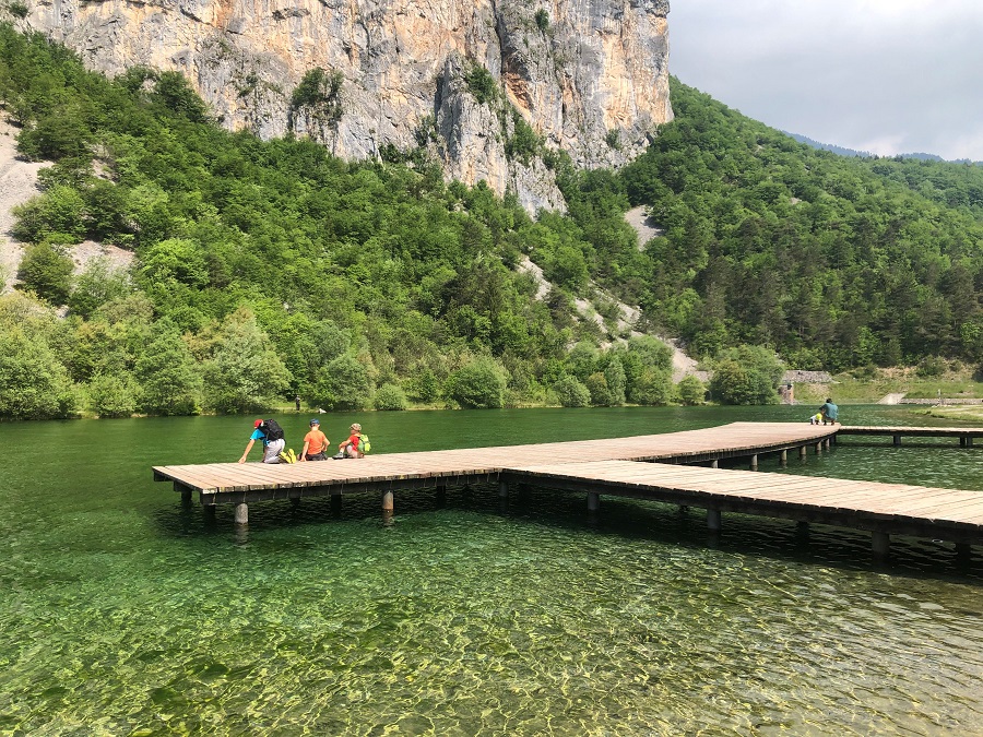 lago con acque cristalline e pontili in legno