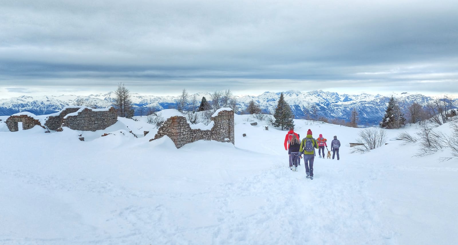 Resti di trincee sul Monte Zugna sotto la neve