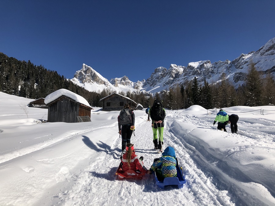 Slittini e bob non possono mai mancare in Val di Fassa in inverno!