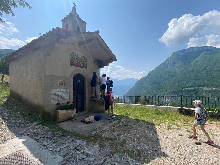 Percorrendo il Cammino S. Vili nel tratto che collega Ranzo a Deggia si incontra la piccola chiesetta di San Vigilio .