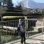L'acqua della Roggia di Calavino affascina sempre i bambini