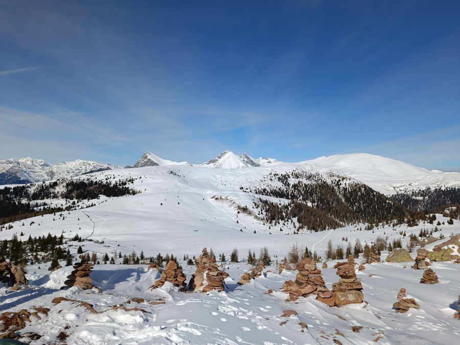 costruzioni in pietra circondate da paesaggio innevato