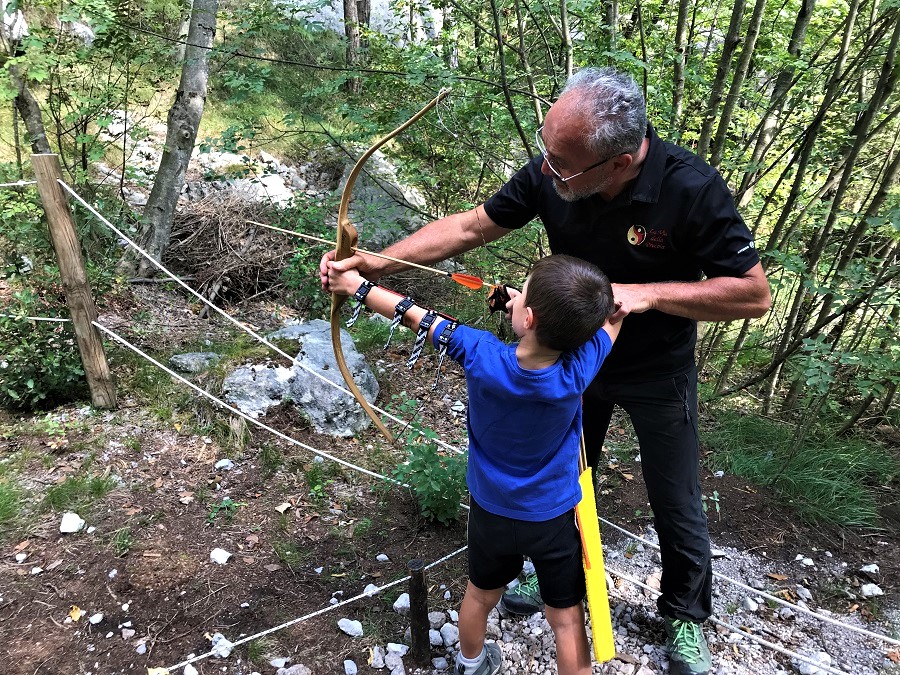 Dro: tiro primitivo con l'arco - Il Trentino dei Bambini