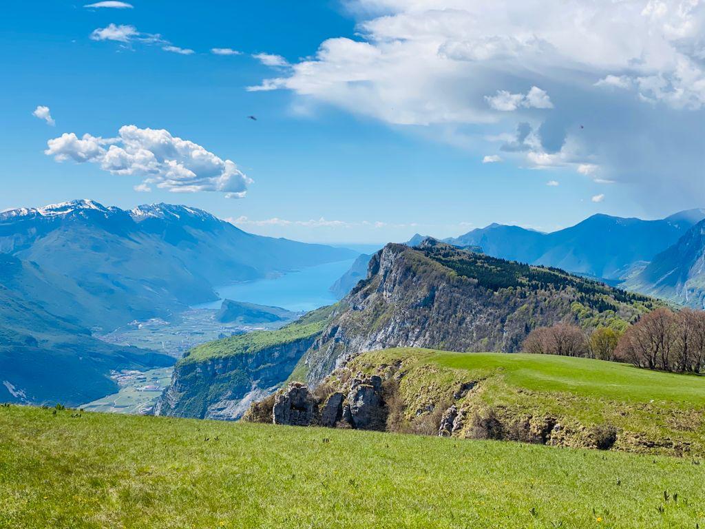 Dal Monte Casale si possono vedere ben 5 laghi, tra cui il Lago di Garda