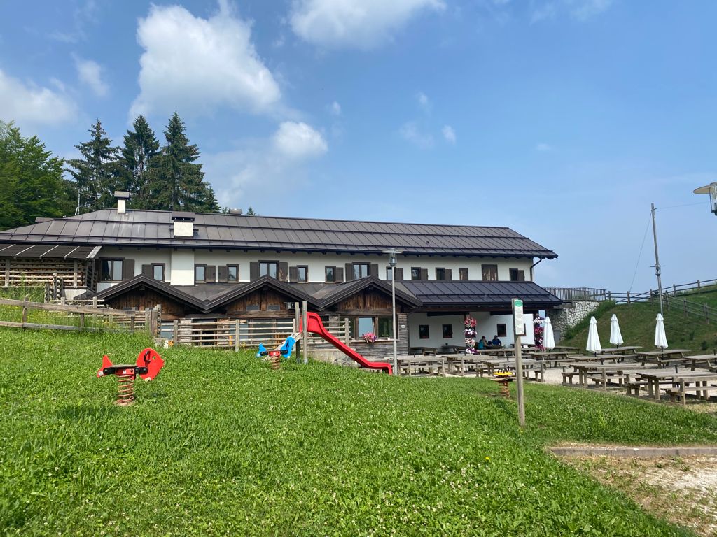 malga circondata d prati e piccolo parco giochi