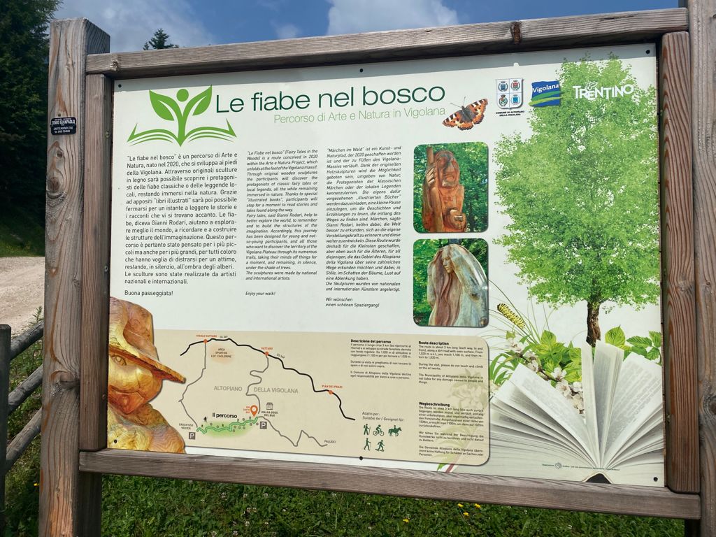 cartellone con indicazione del percorso nel bosco