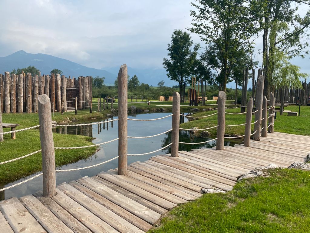 Le passerelle in legno hanno lo scopo di ricordare l'ambiente originario dove sorgeva il villaggio palafitticolo